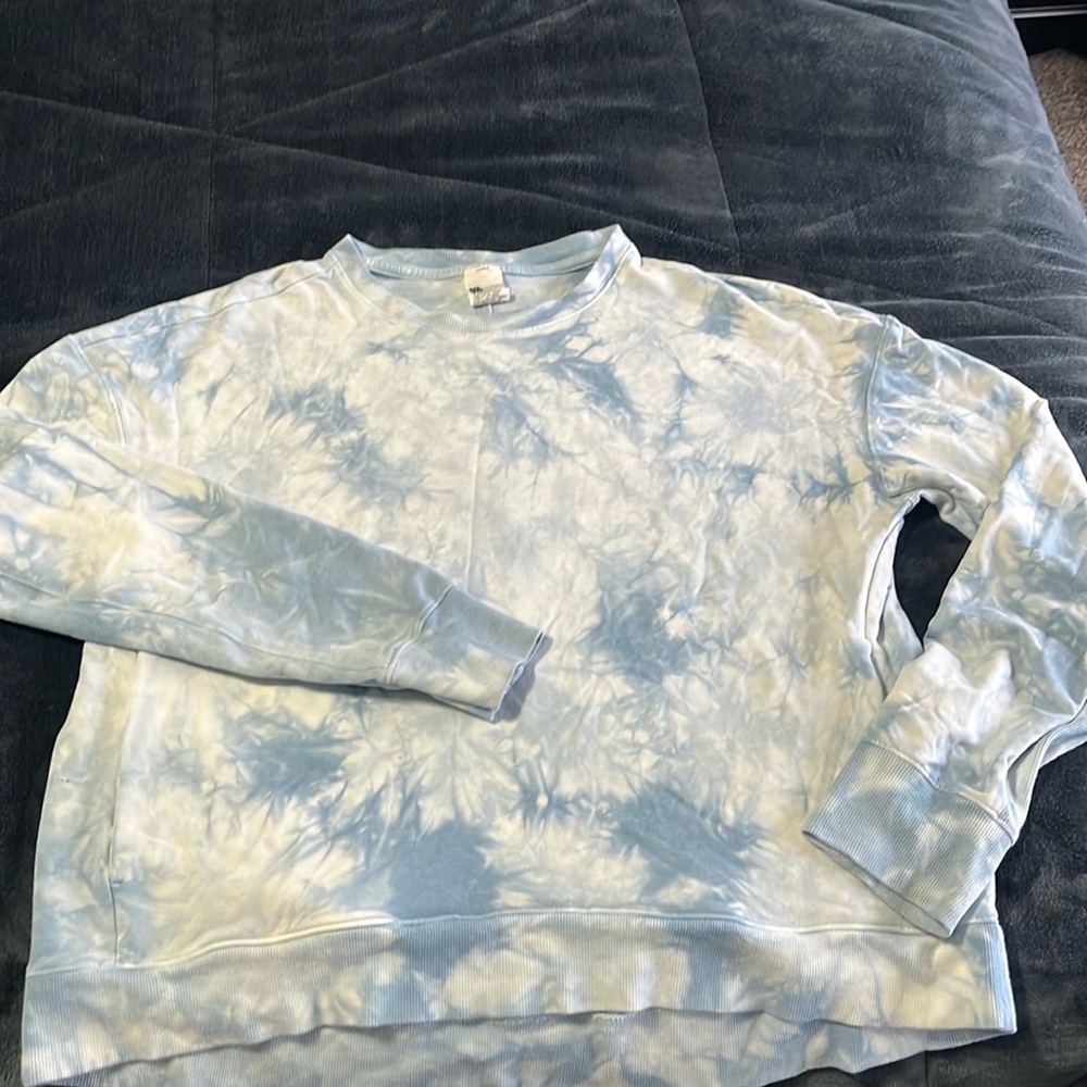All in Motion comfy sweatshirt, size kid L-back is a bit longer than the front.